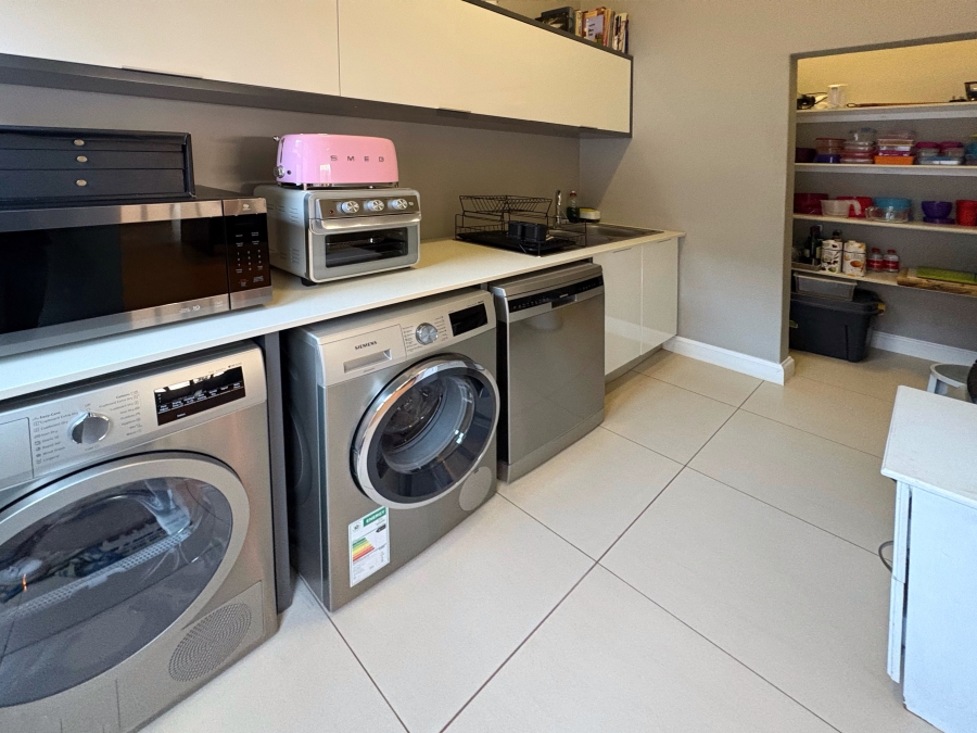 5 Bedroom Property for Sale in The Coves North West